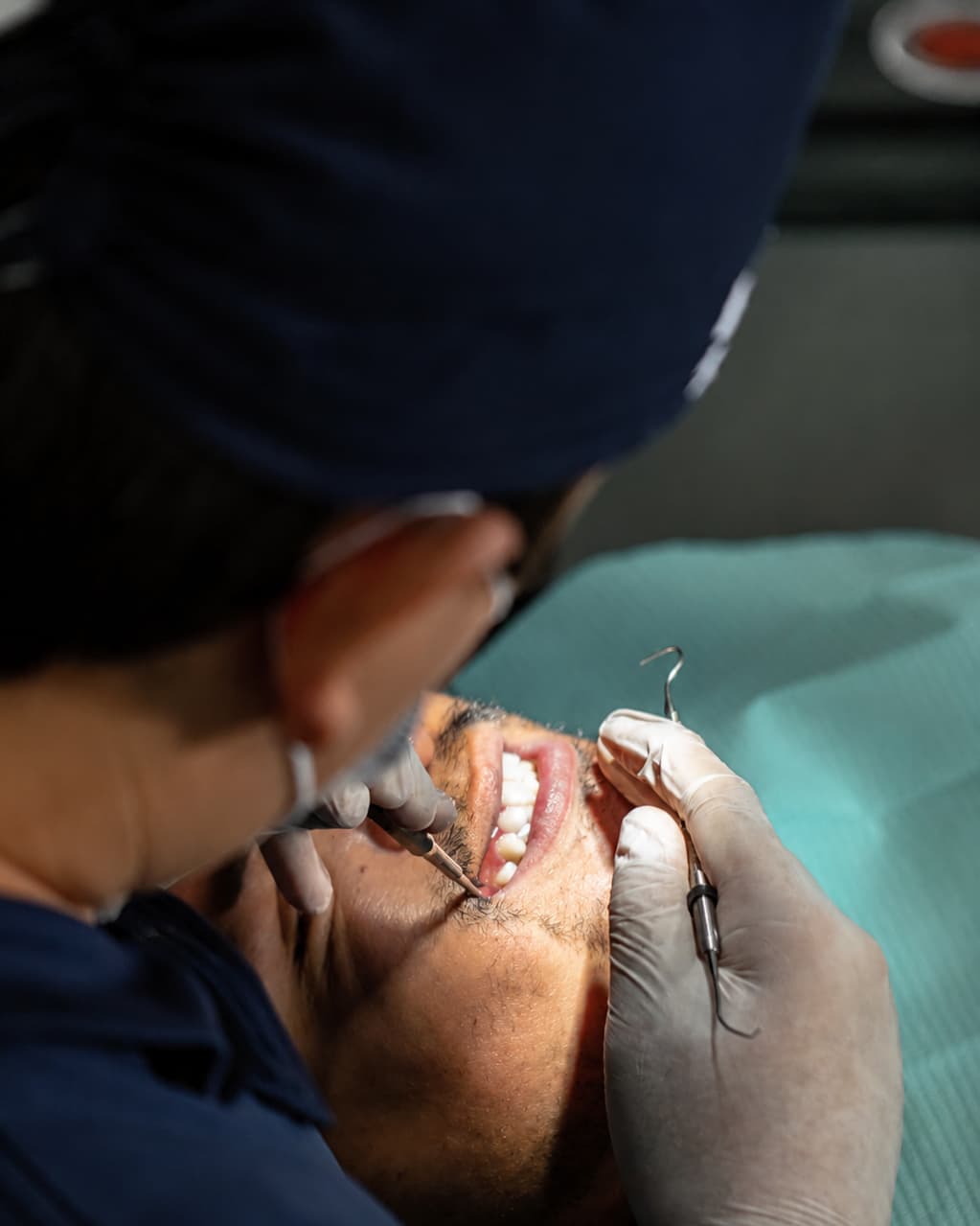 Dr. Iván Jiménez atendiendo a un paciente